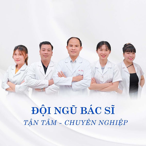 Bác sĩ Nguyễn Phước Long cùng cộng sự tại Nha khoa Phước Long